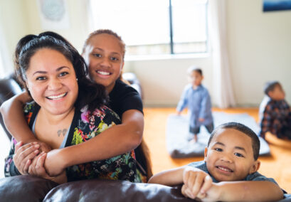 Māori mother and four children at home